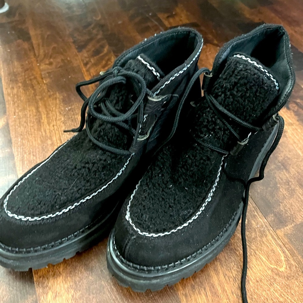 Nice pair of short boots by l’Intervalle. Very good condition!